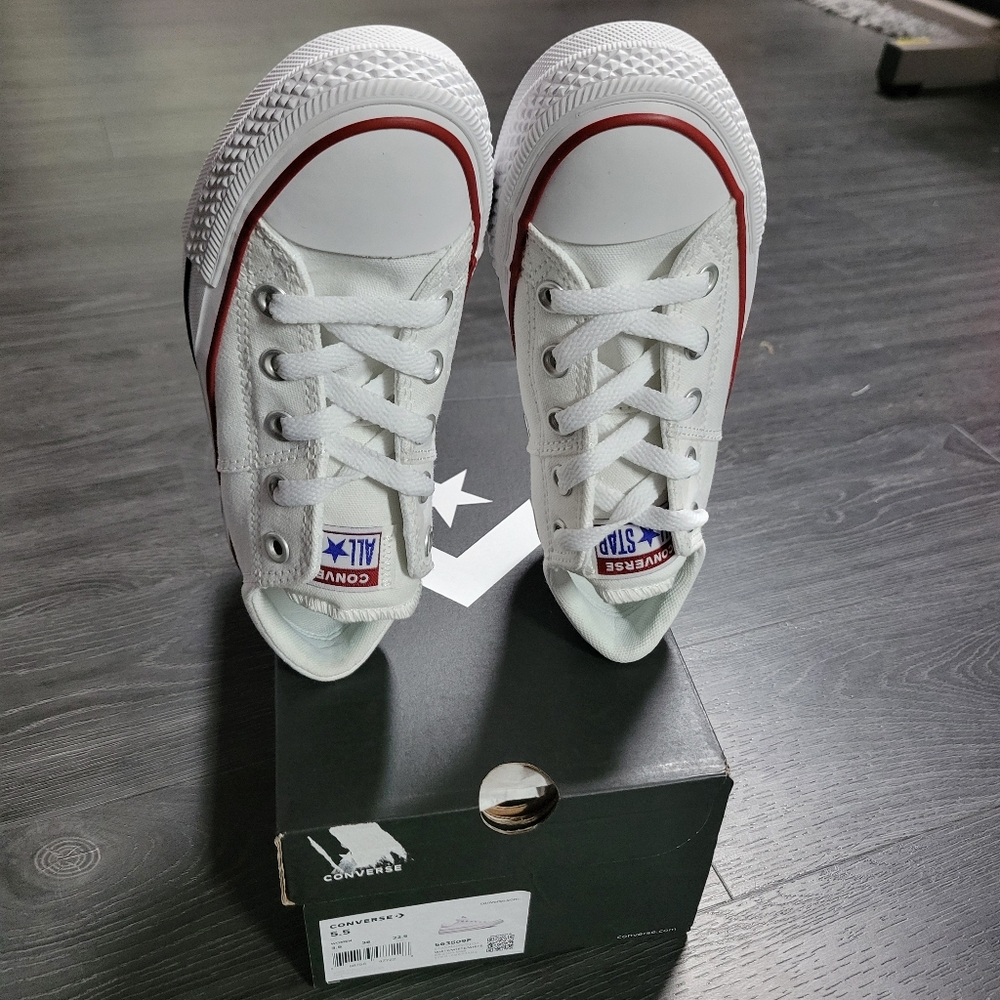 Women's Converse size 5.5- NEW - Picture 3 of 5